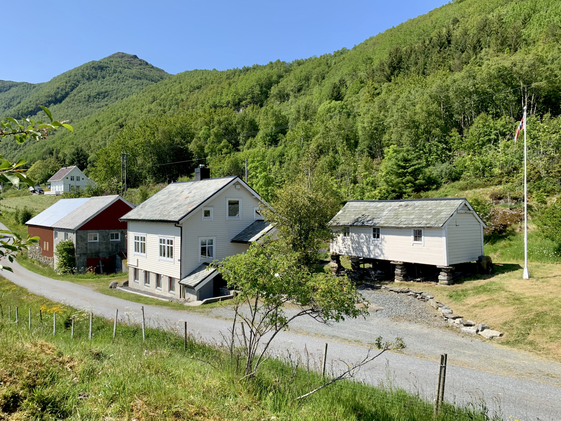 Fjordhyttene ligg vakkert til ved Almestranda i Hareid kommune, sørvendt og lunt plassert ved den mektige Vartdalsfjorden.